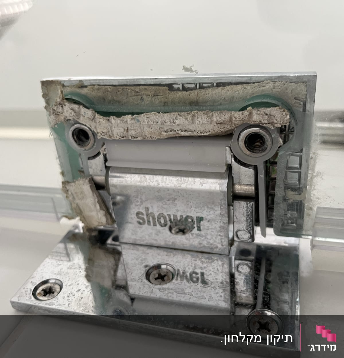 ציר מתכת לדלת מקלחון עם זכוכית